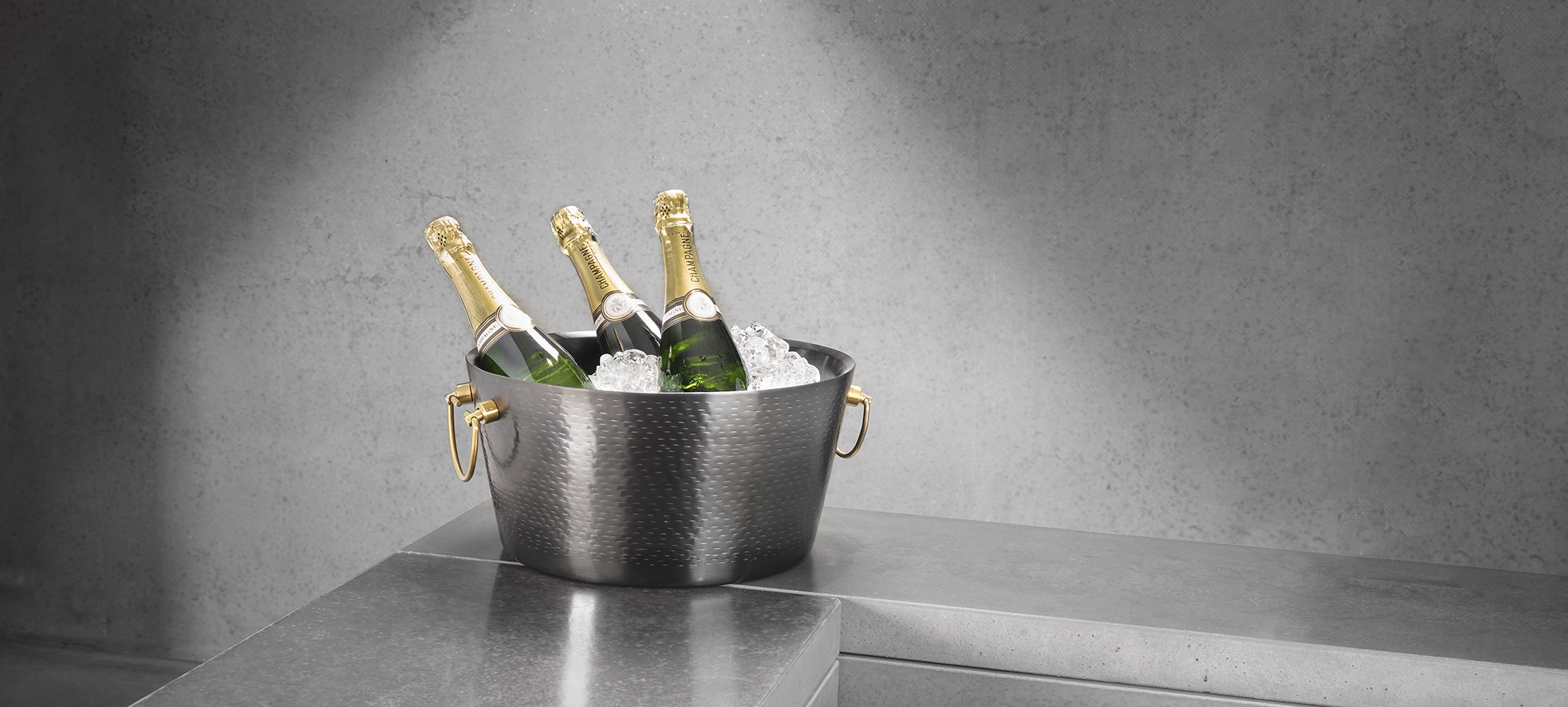 champagnekoeler, met messinggrepen, Ø 34 cm, hoogte 17 cm, zwart, dubbelwandig, gehamerd oppervlak, PVD-coating, chroom-nikkelstaal, messing