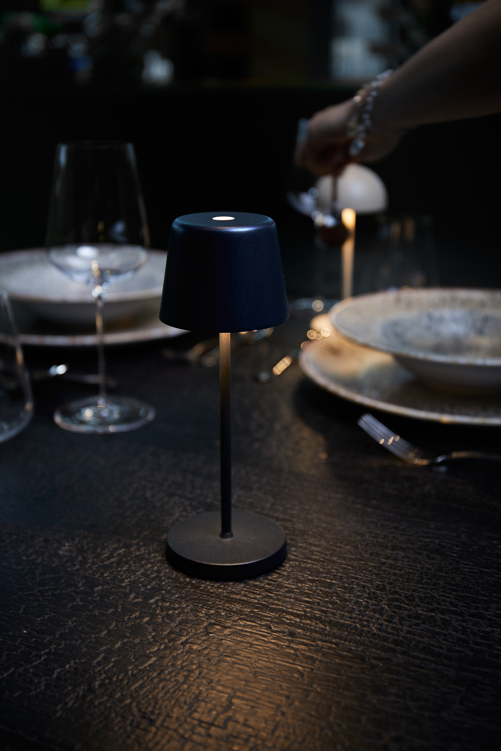 Lampe de table LED YUYU ALEX, hauteur 20,8 cm, Ø 7,6 cm, noir mat
