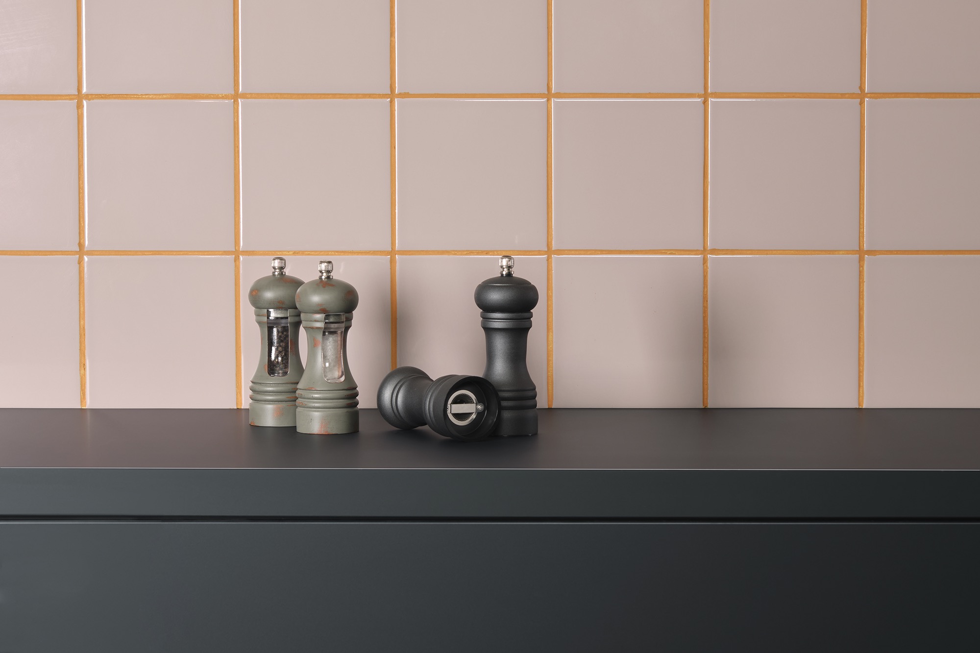 Pepermolen van metaal met koolstofstaal maalwerk, hoogte 15 cm, roestvrij staal