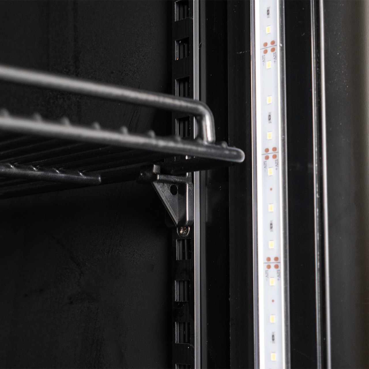 Getränkekühlschrank GKS-160 Slim, 160 Liter Kühlraumvolumen, Innenbeleuchtung, schwarz