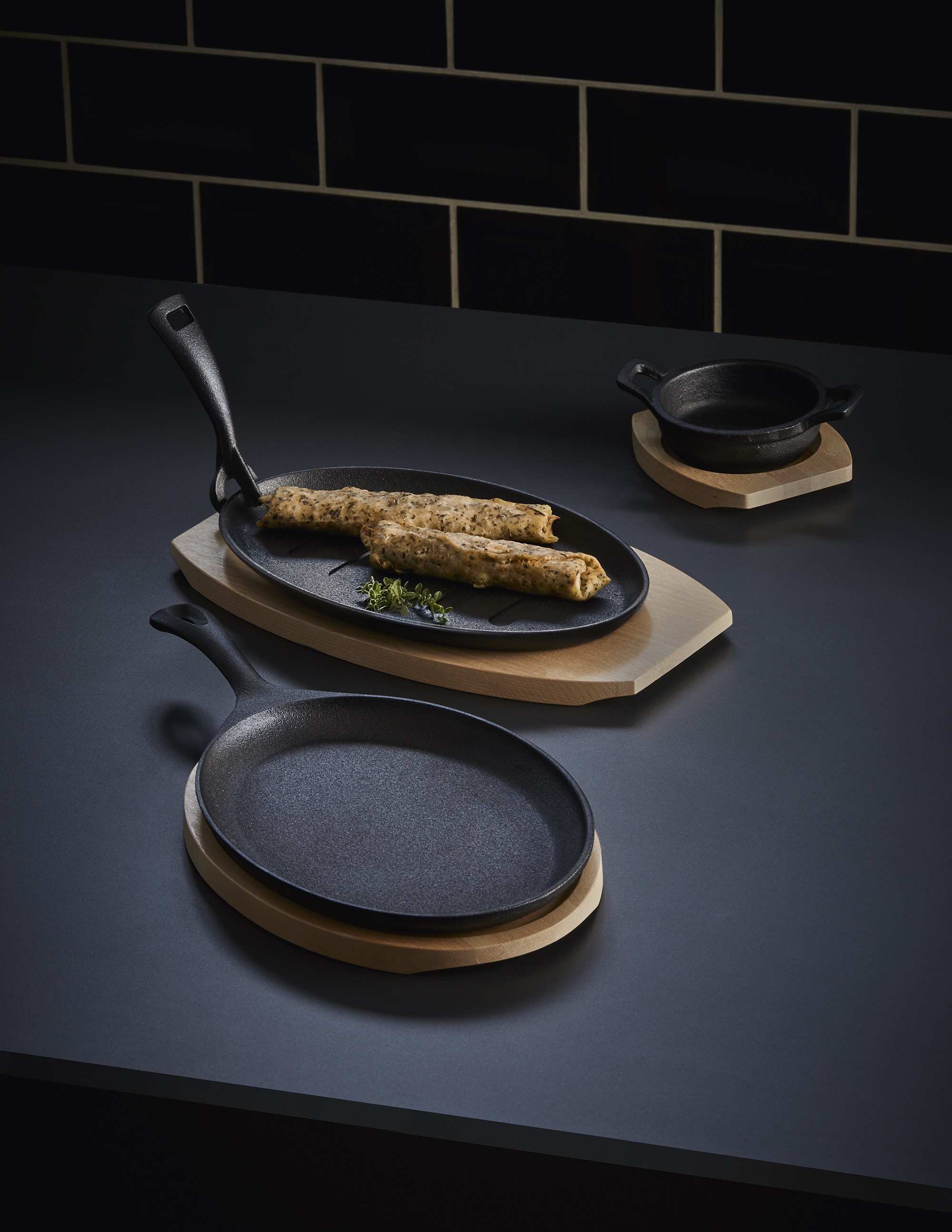 Serveerpan IRON DINING, met houten onderzetter, 25 x 18,5 x 2 cm, gietijzer, hout