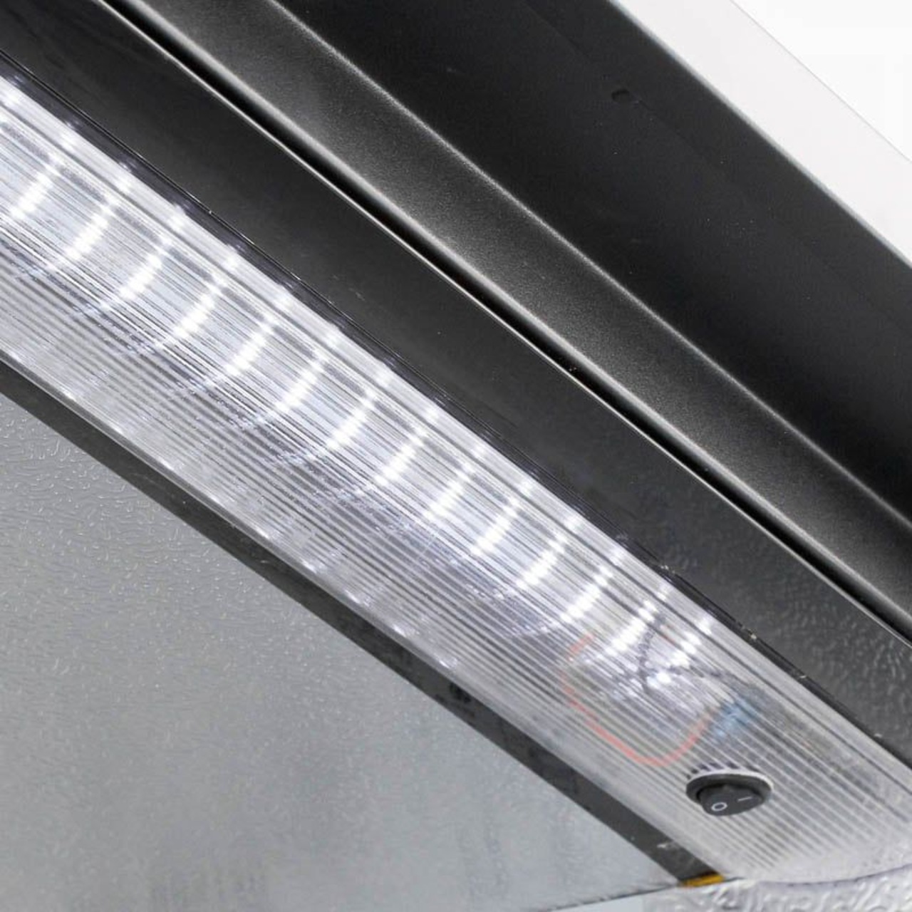 Armoire à boissons ECO 130 noire, éclairage LED, encastrable sous plan