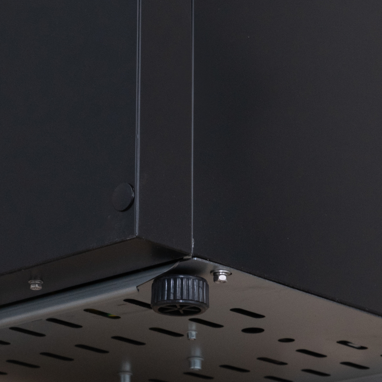 Getränkekühlschrank GKS-160 Slim, 160 Liter Kühlraumvolumen, Innenbeleuchtung, schwarz