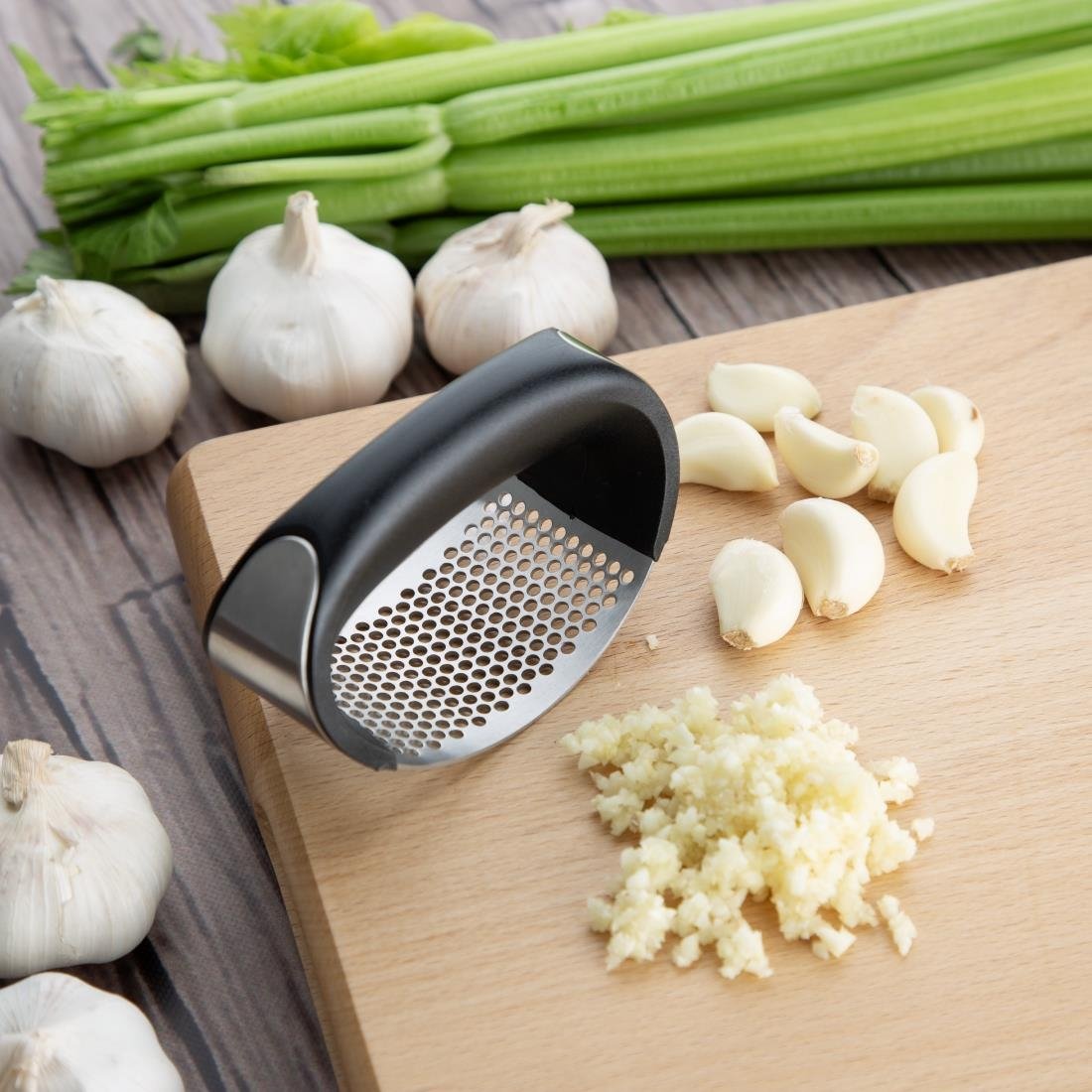 Nisbets Essentials Gebogene Knoblauchpresse
