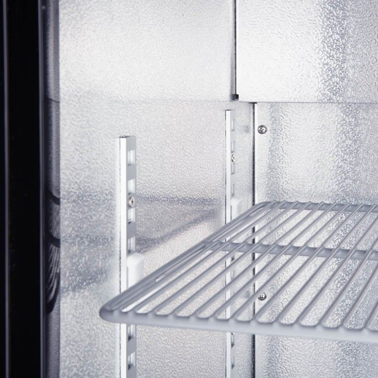 Armoire à boissons ECO 130 noire, éclairage LED, encastrable sous plan
