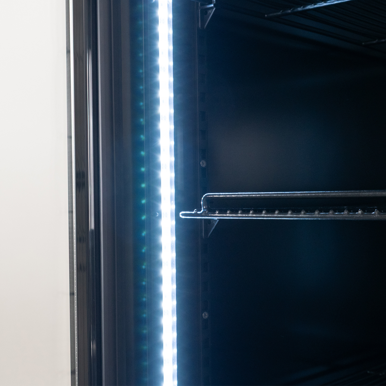 Getränkekühlschrank ECO 1500 mit Klapptüren und Leuchtaufsatz