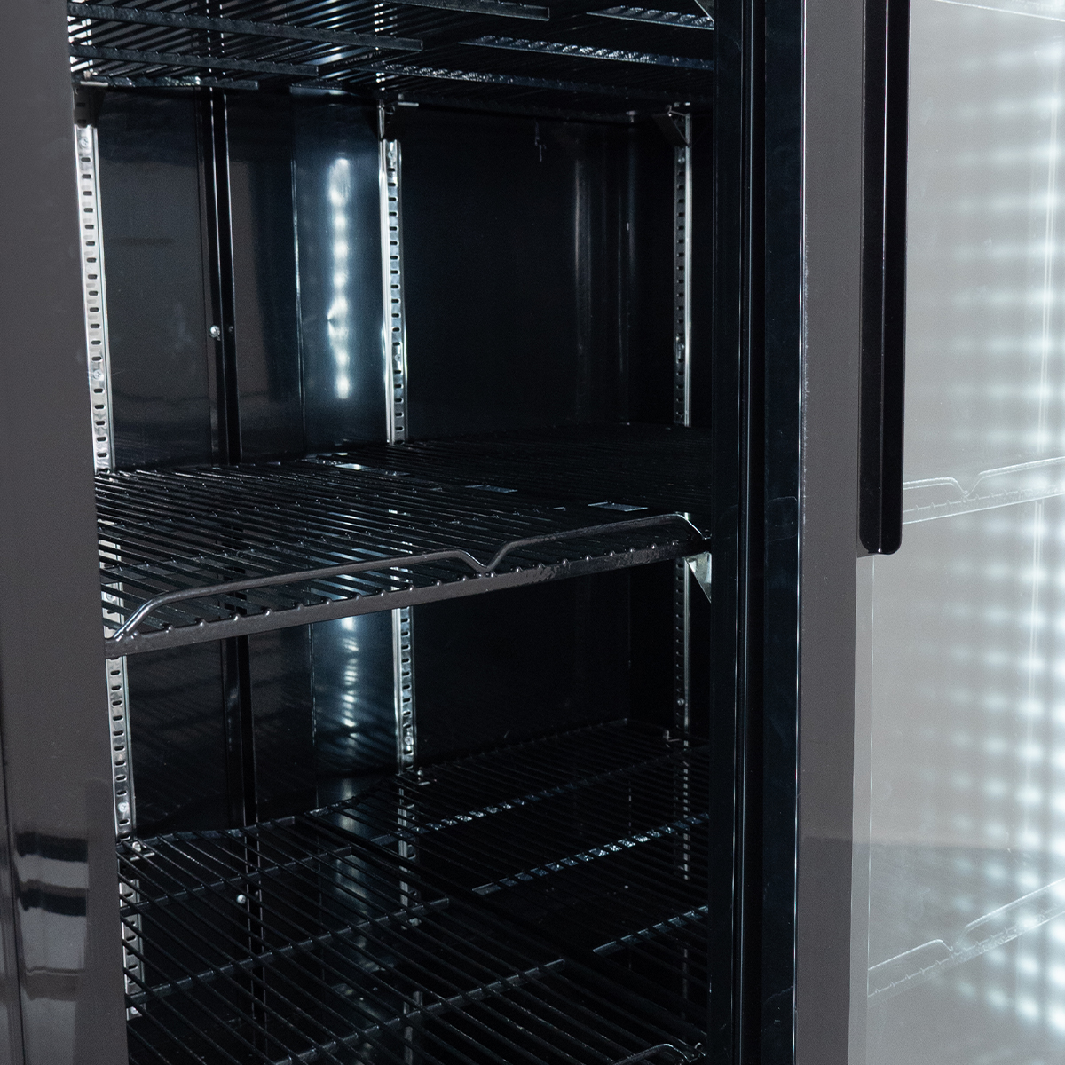 Getränkekühlschrank ECO 630 mit Leuchtaufsatz und Schiebetüren