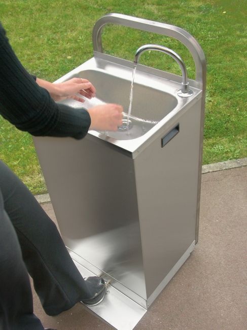 Mobiles Handwaschbecken Elektrisch | Fußbedienung + warmes Wasser