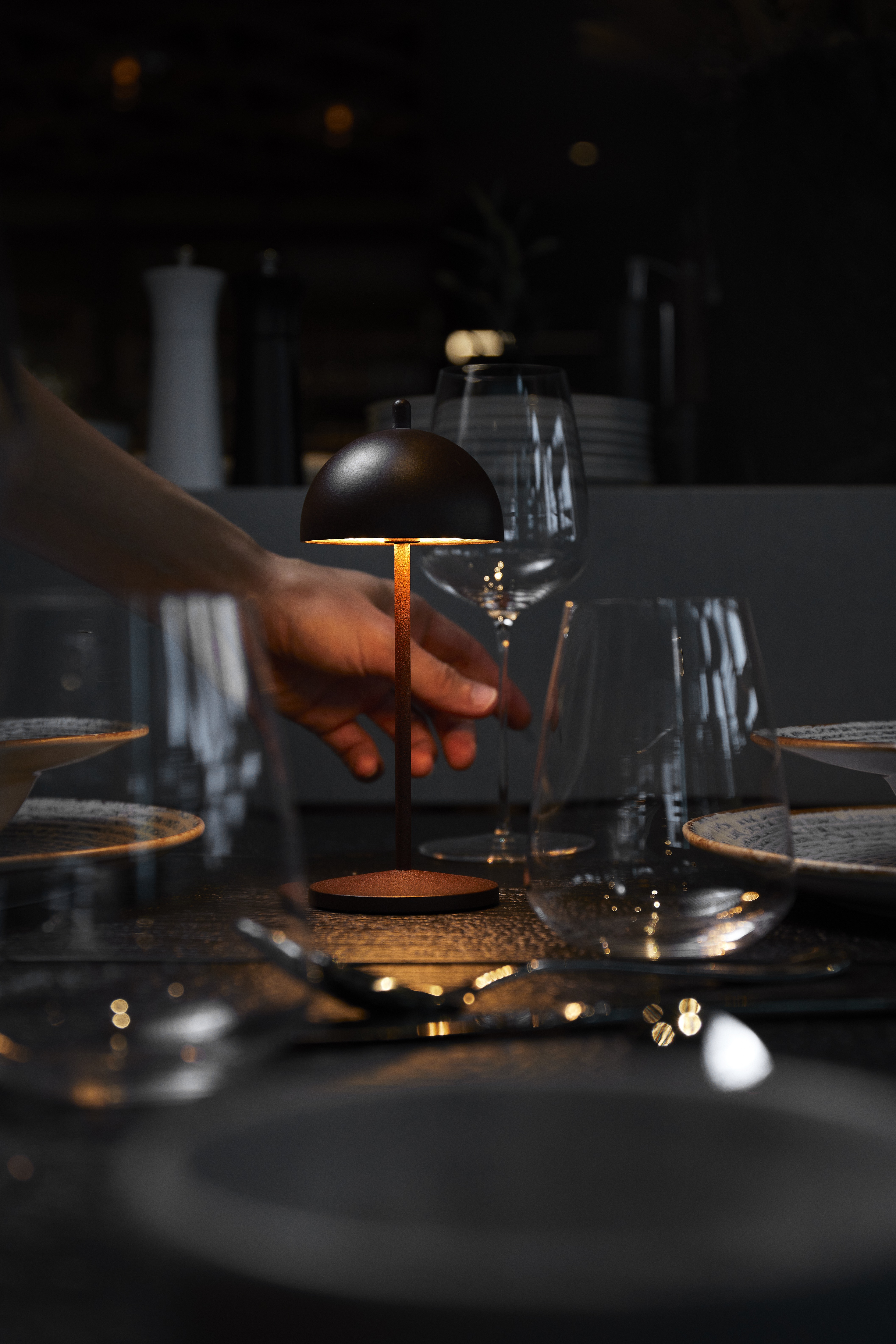 Lampe de table LED YUYU ALICE, hauteur 19,8 cm, diamètre 8 cm, corten mat