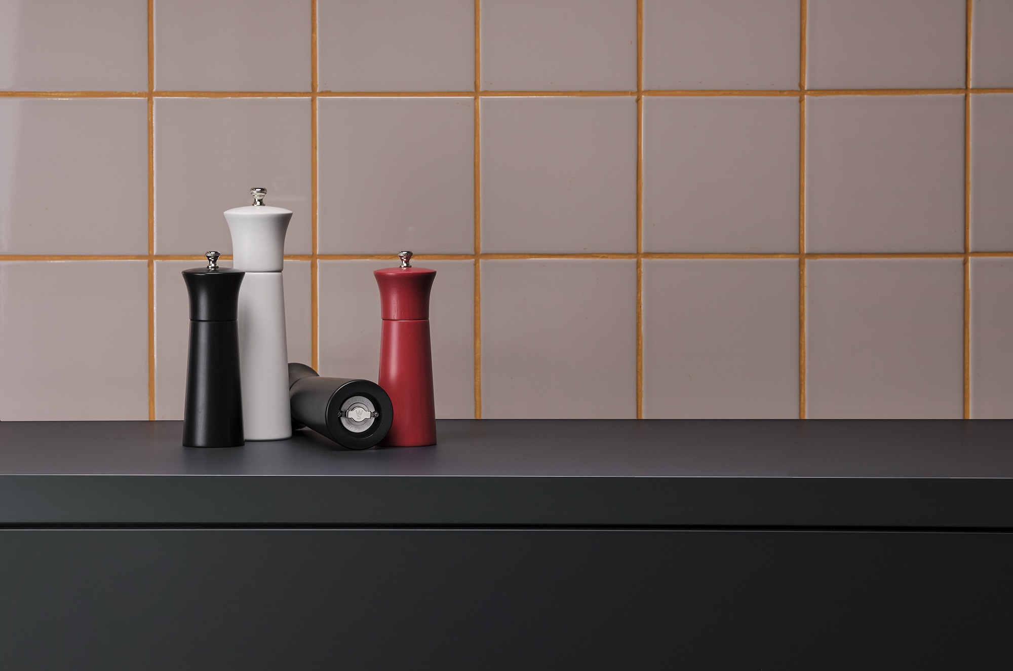 zoutmolen met keramisch maalwerk NOVEL MILL, Hoogte 15 cm, rood mat, hout