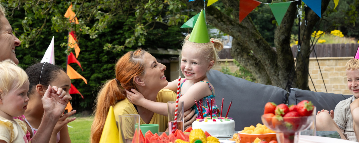 Moeder met kinderen aan een tafel vol eten