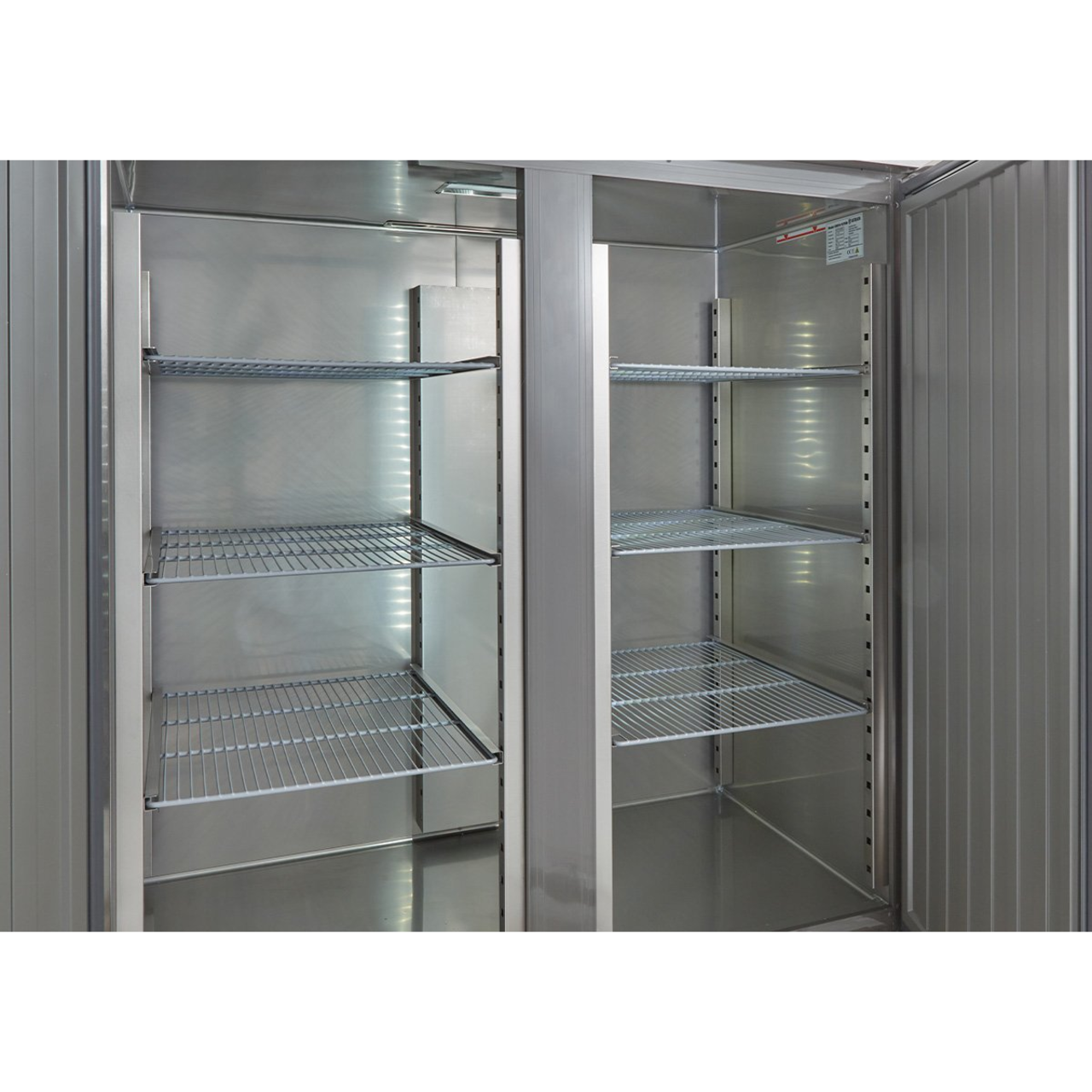 Armoire réfrigérée professionnelle ECO 1400 GN 2/1 monobloc, volume de réfrigération 1350 litres, 6 clayettes réglables, construction robuste, inox