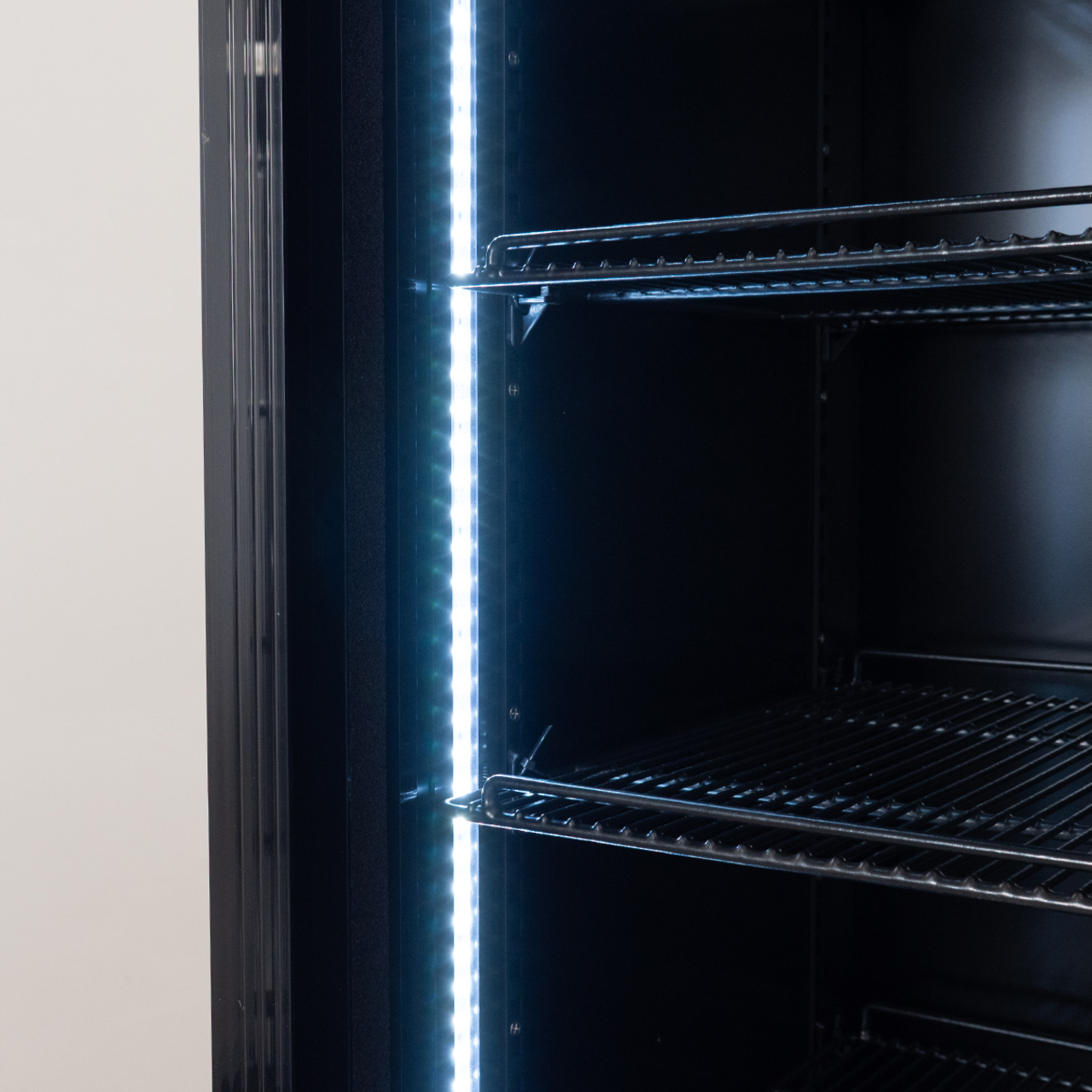Getränkekühlschrank ECO 1000 mit Schiebetüren und Leuchtaufsatz