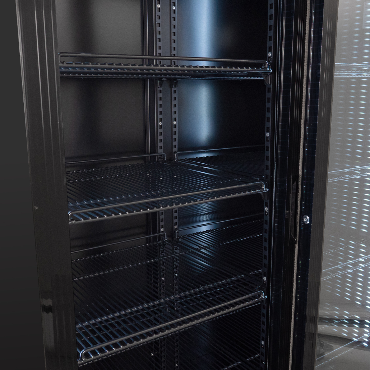 Getränkekühlschrank ECO 1000 mit Schiebetüren und Leuchtaufsatz