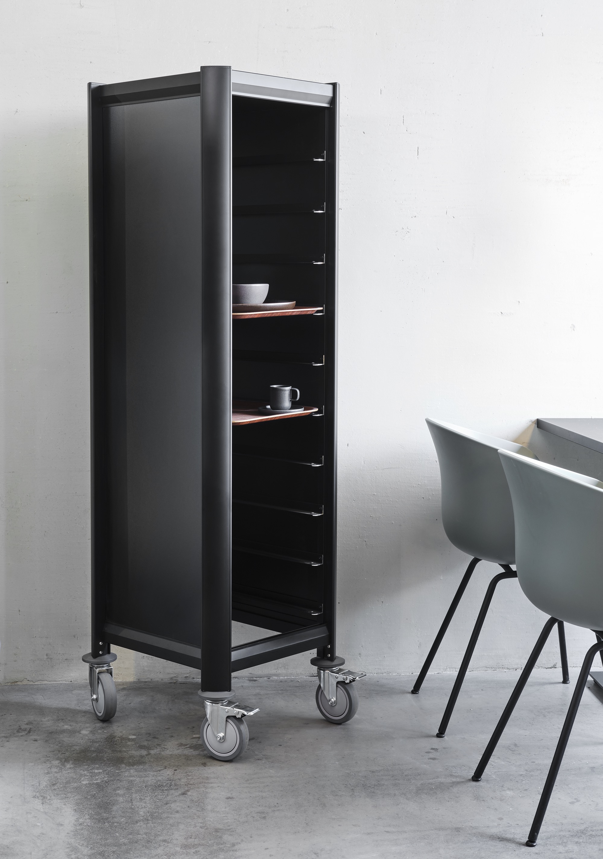 Dienbladwagen SINGLE MENSA BLACK, voor 10 dienbladen, zwart, 51,5 x 47,5 x 165 cm, MDF houtlook/aluminium