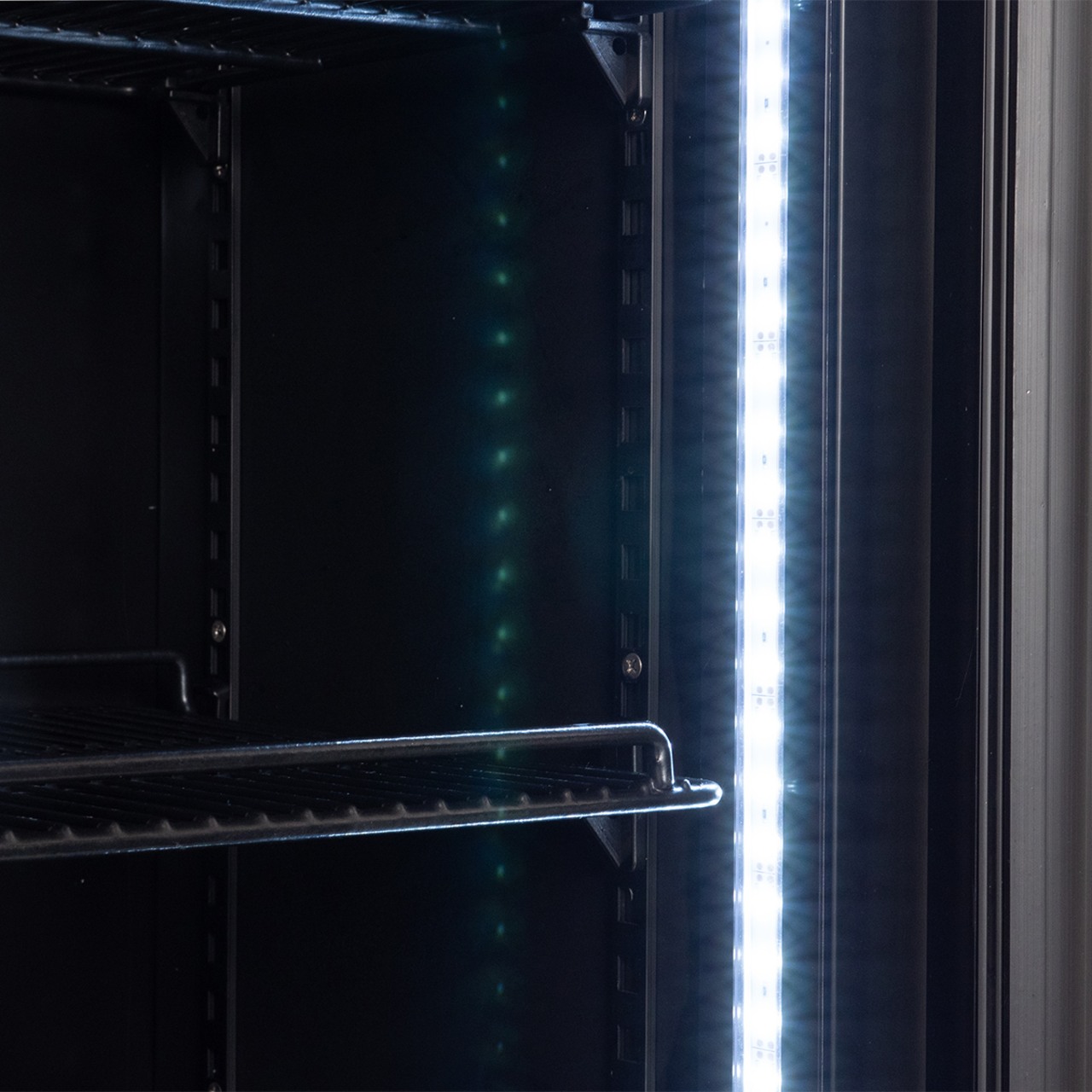 Getränkekühlschrank GKS-160 Slim, 160 Liter Kühlraumvolumen, Innenbeleuchtung, schwarz