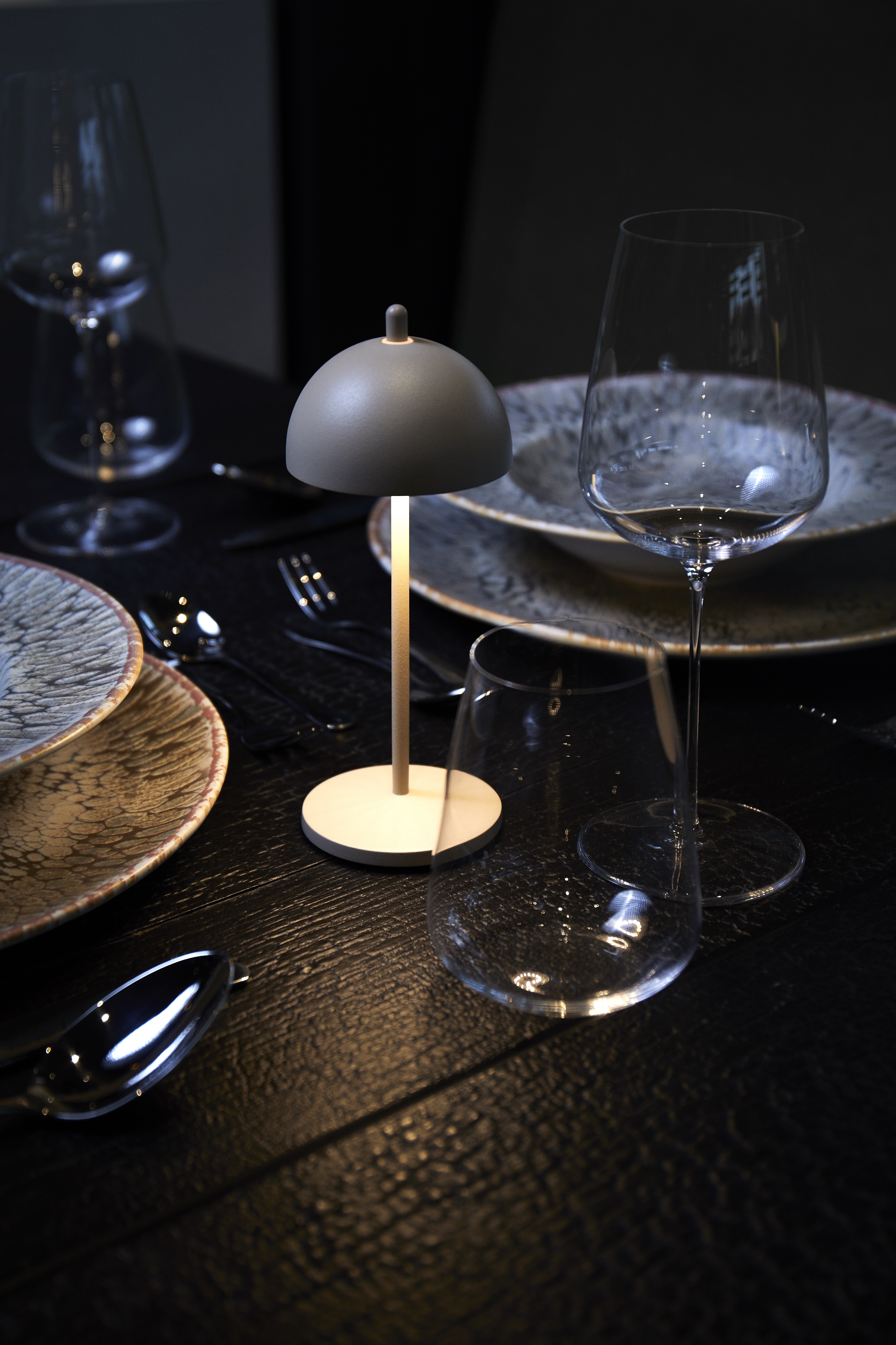 Lampe de table LED YUYU ALICE, hauteur 19,8 cm, diamètre 8 cm, sable mat