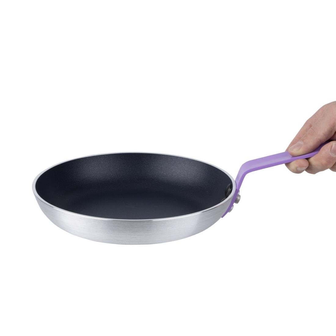 Poêle en aluminium antiadhésive Hygiplas Teflon Platinum Plus avec poignée violette 24cm