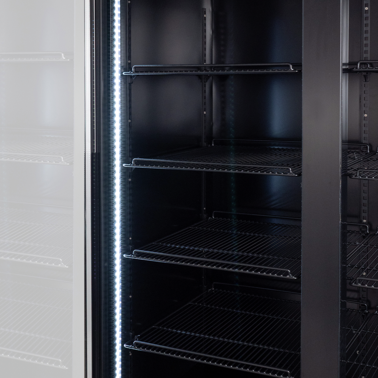 Getränkekühlschrank ECO 1000 mit Klapptüren und Leuchtaufsatz