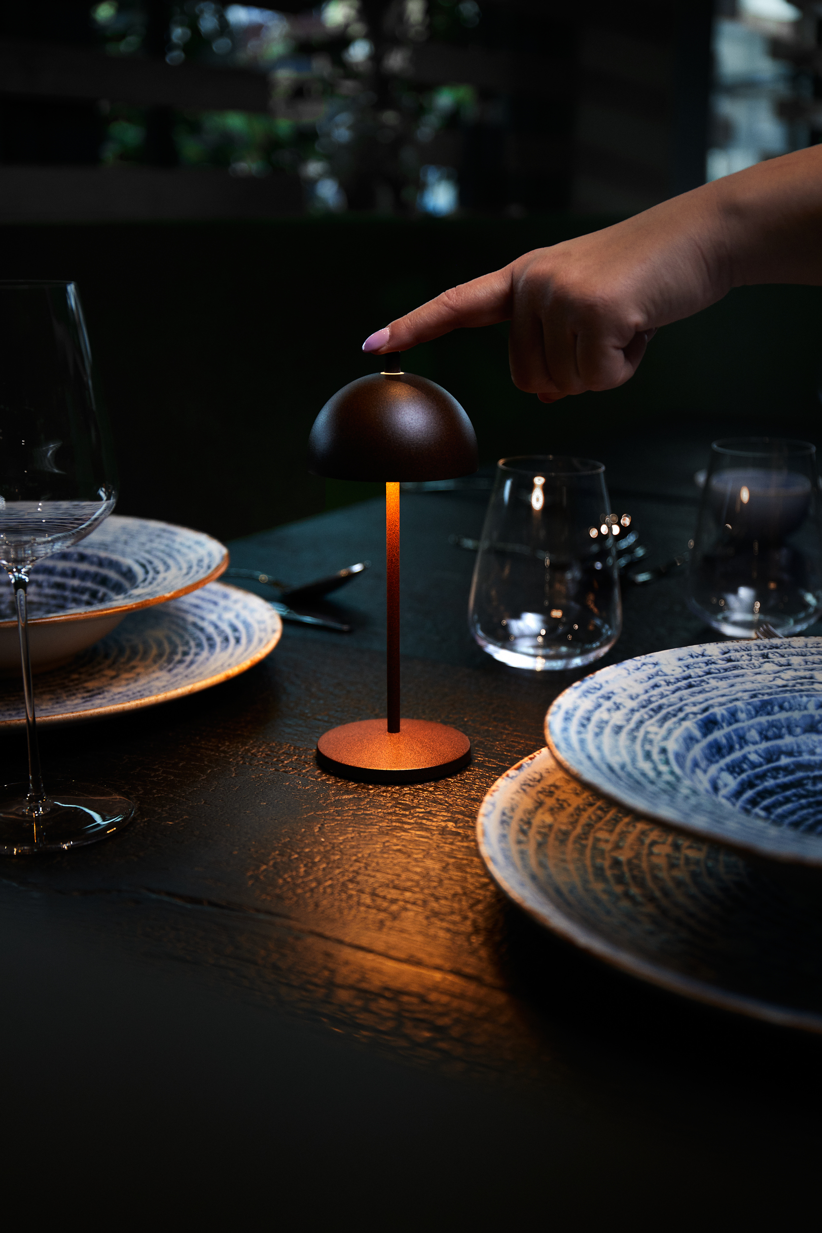 Lampe de table LED YUYU ALICE, hauteur 19,8 cm, diamètre 8 cm, corten mat