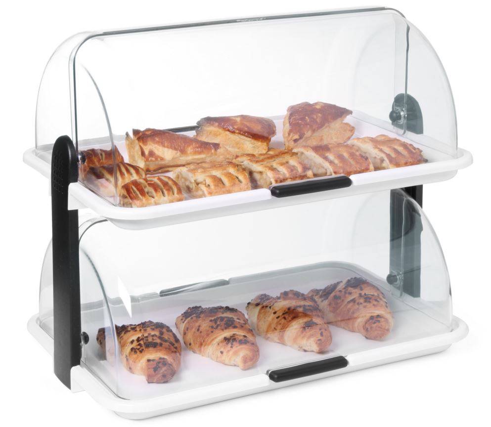 Gebäck in einer Buffet-Vitrine mit zwei Etagen.