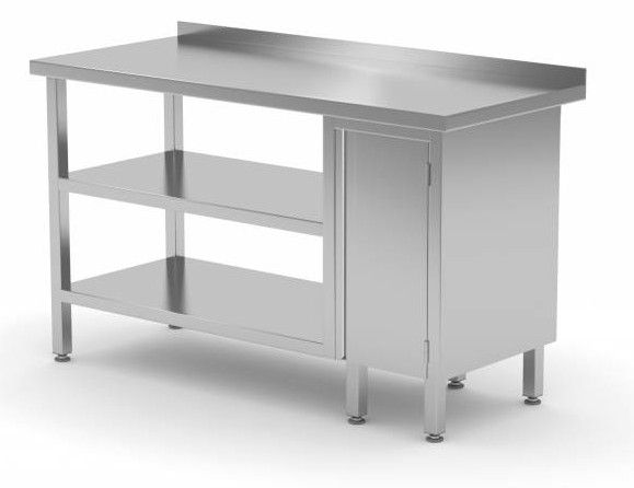 Mehrstöckiger Edelstahl-Arbeitstisch mit Aufkantung und Klapptür.