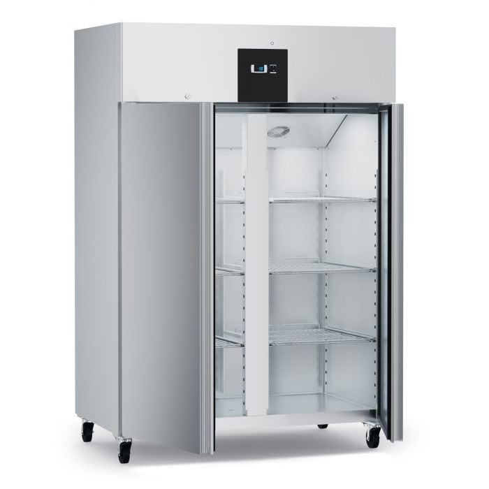 Ein großer, leerer Kühlschrank mit zwei geöffneten Türen.