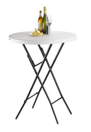 Runder Stehtisch mit Gläsern und Glasflaschen.