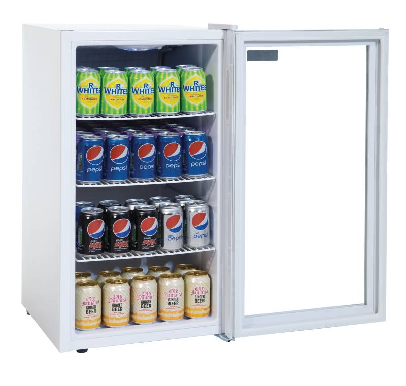 Ein gefüllter, weißer Minikühlschrank mit geöffneter Glastür