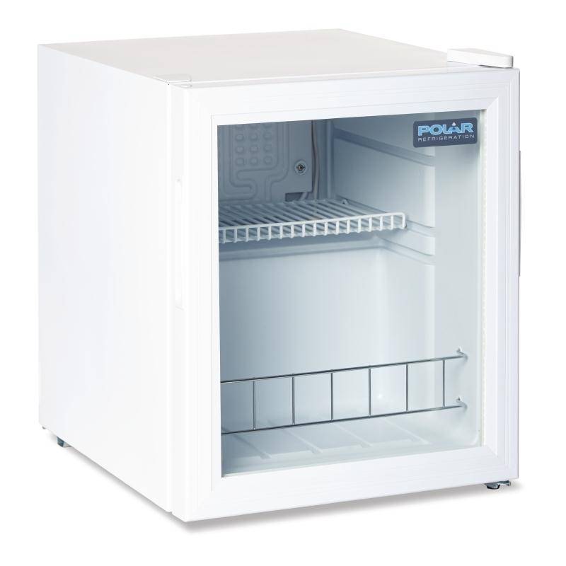 Ein weißer Minikühlschrank mit geschlossener Glasür.