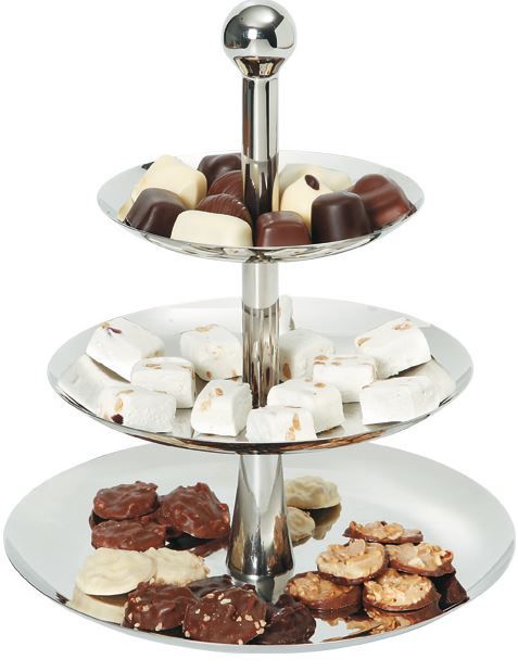 Etagere mit drei Schalen aus Edelstahl mit verschiedenen Süßigkeiten.